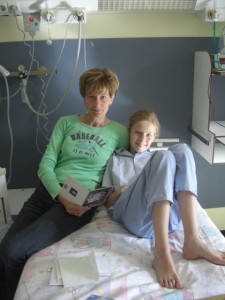 Samen op bed de post doorlezen