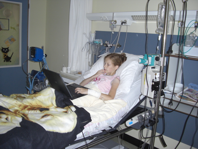 Eva aan de MSN op de laptop van Pa