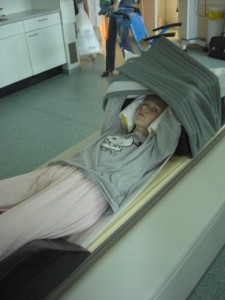  een half uur stil liggen met ook nog eens je handen omhoog