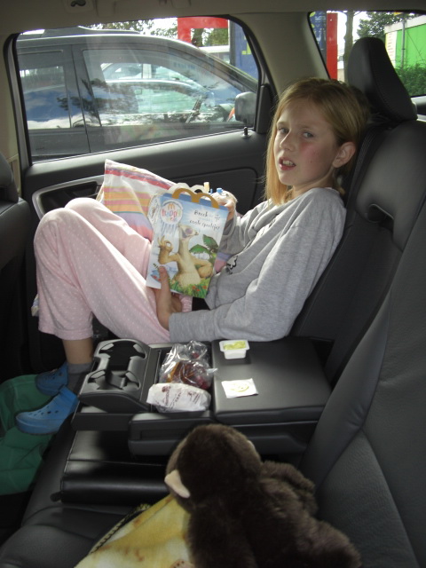 Een happymeal van Mc donalds op de achterbank