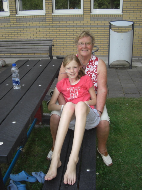 Samen met Oma op de tuinbank