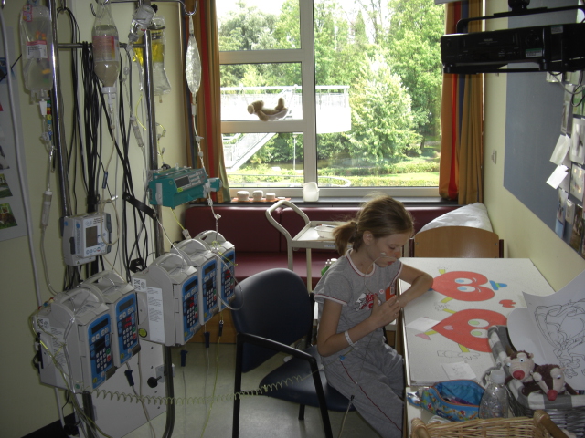 Eva knutseld gewoon door verbonden aan alle apparatuur