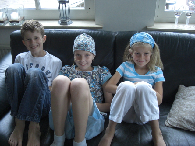 Eva , lekker even samen met broer en zus