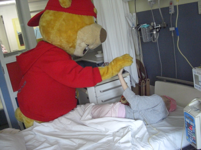 De kermis beer geeft Eva een High Five ( en een kadootje)