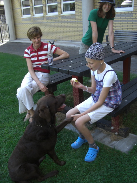 Eva samen met Bop,wilke en Mirjam "illegaal" in de ziekenhuis tuin
