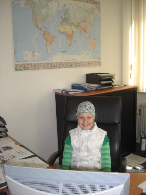 Een blije Eva, vanmorgen bij mij in mijn kantoor