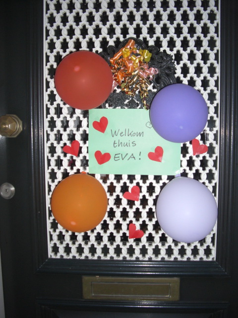 Een mooi versierde voordeur bij ons thuis